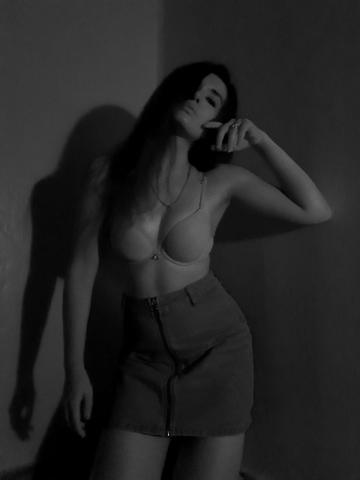 Эльвира Знойная Брюнетка